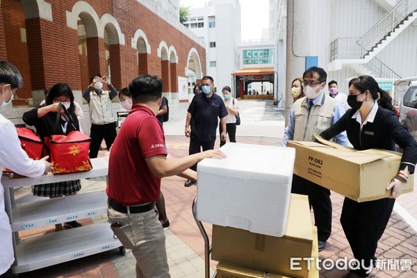 ▲台南市長黃偉哲、贊美酒店總經理郭哲甫、觀旅局長郭慧貞等人，親送500精美便當至衛生福利部台南醫院外廣場，交由院長楊延光代表收下。（圖／記者林悅翻攝，下同）