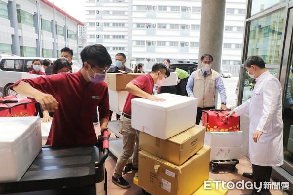 ▲台南市長黃偉哲、贊美酒店總經理郭哲甫、觀旅局長郭慧貞等人，親送500精美便當至衛生福利部台南醫院外廣場，交由院長楊延光代表收下。（圖／記者林悅翻攝，下同）