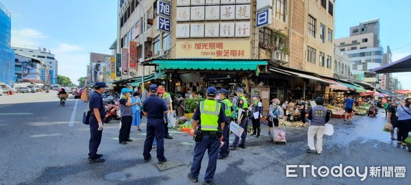 ▲▼ 台東衛生局偕同警察局稽查「不戴口罩就開罰」，計開出3張告發單。（圖／台東縣政府提供，下同）