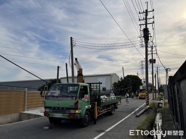 ▲一名吊車司機操作不慎，拉扯電線造成電桿倒塌             。（圖／記者吳奕靖翻攝）