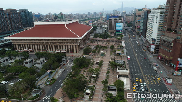 ▲▼疫情街道空景,新冠疫情漫延，民眾害怕染疫，選擇躲在家中足不出戶。每到假日便人滿為患的西門町、台北火車站及華山大草原，人潮瞬間蒸發如同空城一般。（圖／記者湯興漢攝）