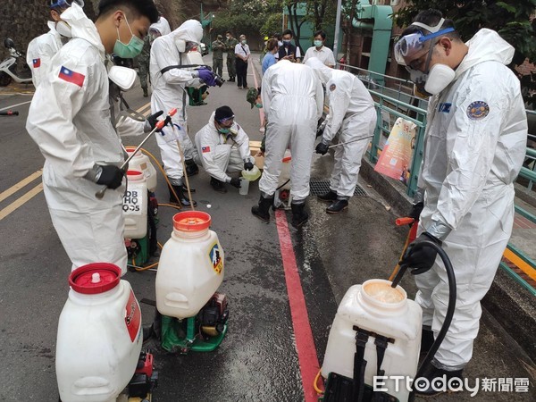 ▲▼朝陽科大前進指揮所撤離，化學兵入校園消毒畫面。（圖／校方提供）