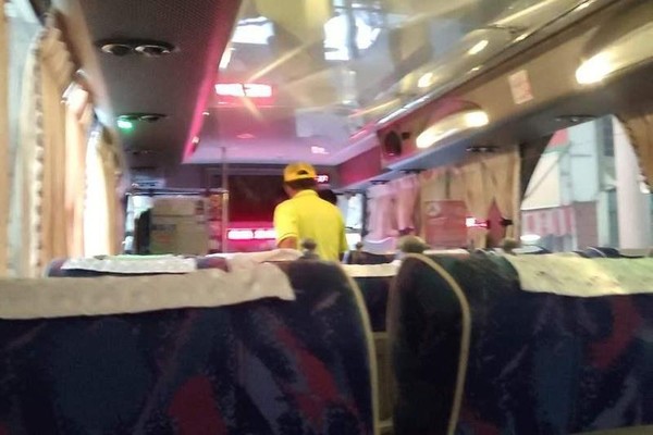 一名女網友在公車上遭遇其他乘客看A片還把聲音放出來的噁心情形。（翻攝自「爆怨2公社」臉書）