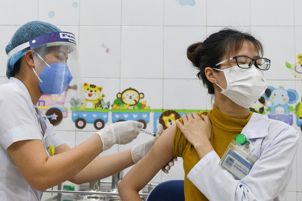 ▲▼越南從今年3月起開始接種新冠疫苗，圖為海陽市醫護人員接種AZ疫苗。（圖／路透社）