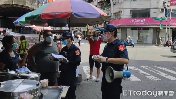 ▲彰化警方勸導戴口罩。（圖／彰化警分局提供）