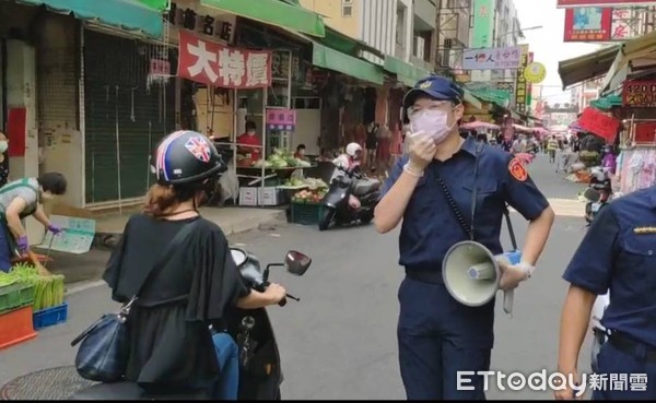 ▲彰化警方勸導戴口罩。（圖／彰化警分局提供）