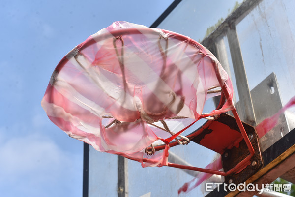 ▲▼全國新冠肺炎疫情提升至三級警戒，指揮中心呼籲民眾減少外出，公園遊戲場遊具、涼亭、運動設施、籃球場等公共設施暫停開放，籃球框,防疫,遊憩設施。（圖／記者李毓康攝）