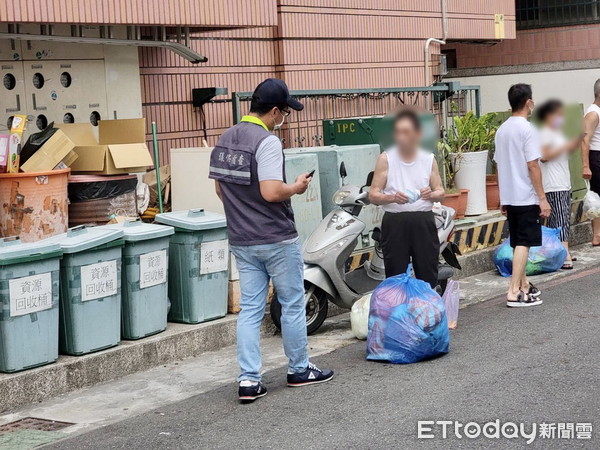 ▲為防堵病毒進入社區，24日起台南市環保局將全局動員，到37區每一垃圾收運路線，全力勸導民眾戴口罩倒垃圾。（圖／記者林悅翻攝，下同）