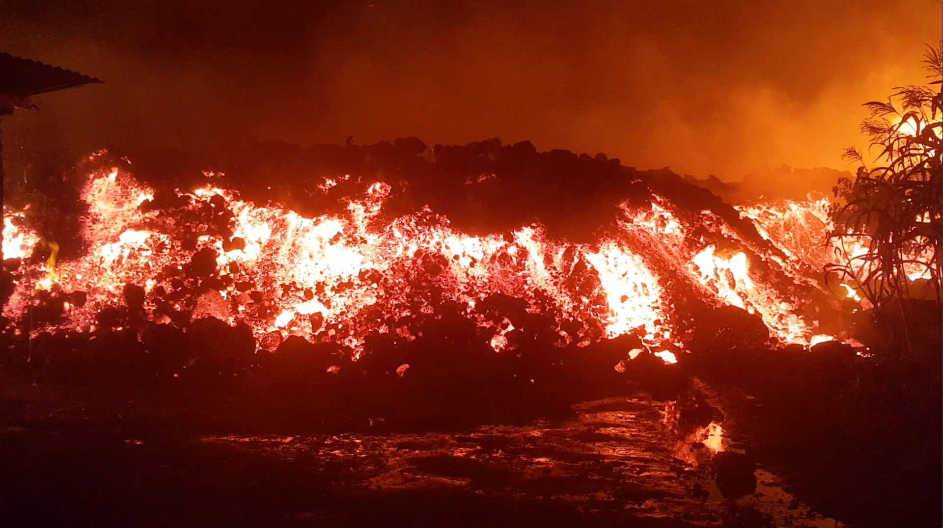 ▲▼剛果尼拉貢戈火山噴發。（圖／路透）