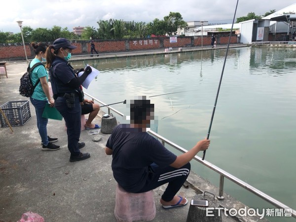 ▲▼ 休閒釣魚場違規營業10人群聚，台東警配合衛生局查獲。（圖／記者楊漢聲翻攝，下同）