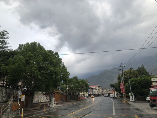 ▲高雄山區下雨    。（圖／民眾林先生提供）