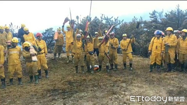 ▲林管處杜鵑營地救火，各處護管員見雨相當興奮。（圖／嘉義林管處提供）