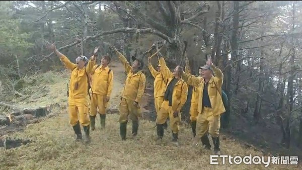 ▲林管處杜鵑營地救火，各處護管員見雨相當興奮。（圖／嘉義林管處提供）