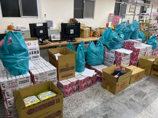 ▲▼台北市中正區忠勤里里長方荷生發起募集令，第一批食物到齊，24日逐一分送各食物銀行。（圖／翻攝自Facebook／方荷生提供）