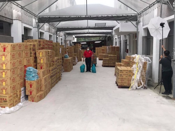 ▲▼台北市中正區忠勤里里長方荷生發起募集令，第一批食物到齊，24日逐一分送各食物銀行。（圖／翻攝自Facebook／方荷生提供）