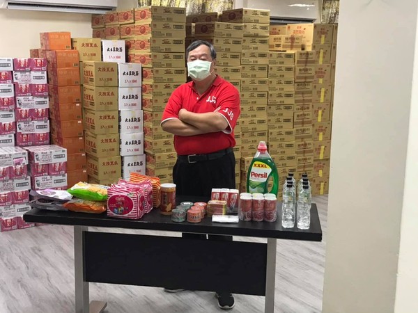 ▲▼台北市中正區忠勤里里長方荷生發起募集令，第一批食物到齊，24日逐一分送各食物銀行。（圖／翻攝自Facebook／方荷生提供）