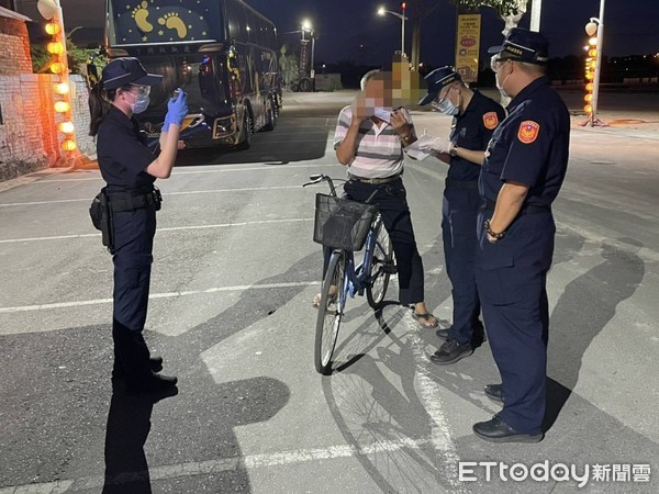 ▲防疫優先北斗警上街宣導。（圖／北斗警分局提供）