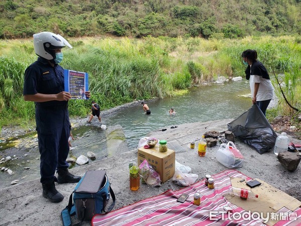 ▲枋寮警分局人員會同公所人員勸離戲水遊客             。（圖／記者陳崑福翻攝，以下同）