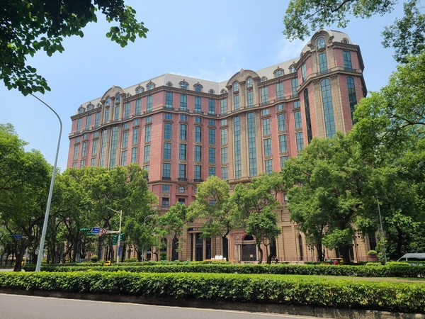 ▲臺北文華東方酒店壯麗的歐式外觀建築，是全臺奢華旅宿指標，其前身為中泰賓館。（圖／北市工務局提供）