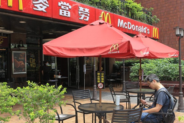 ▲臺灣第一家麥當勞，1984年在敦化北路與民生東路口開幕，目前仍在原址繼續營業中。（圖／北市工務局提供）