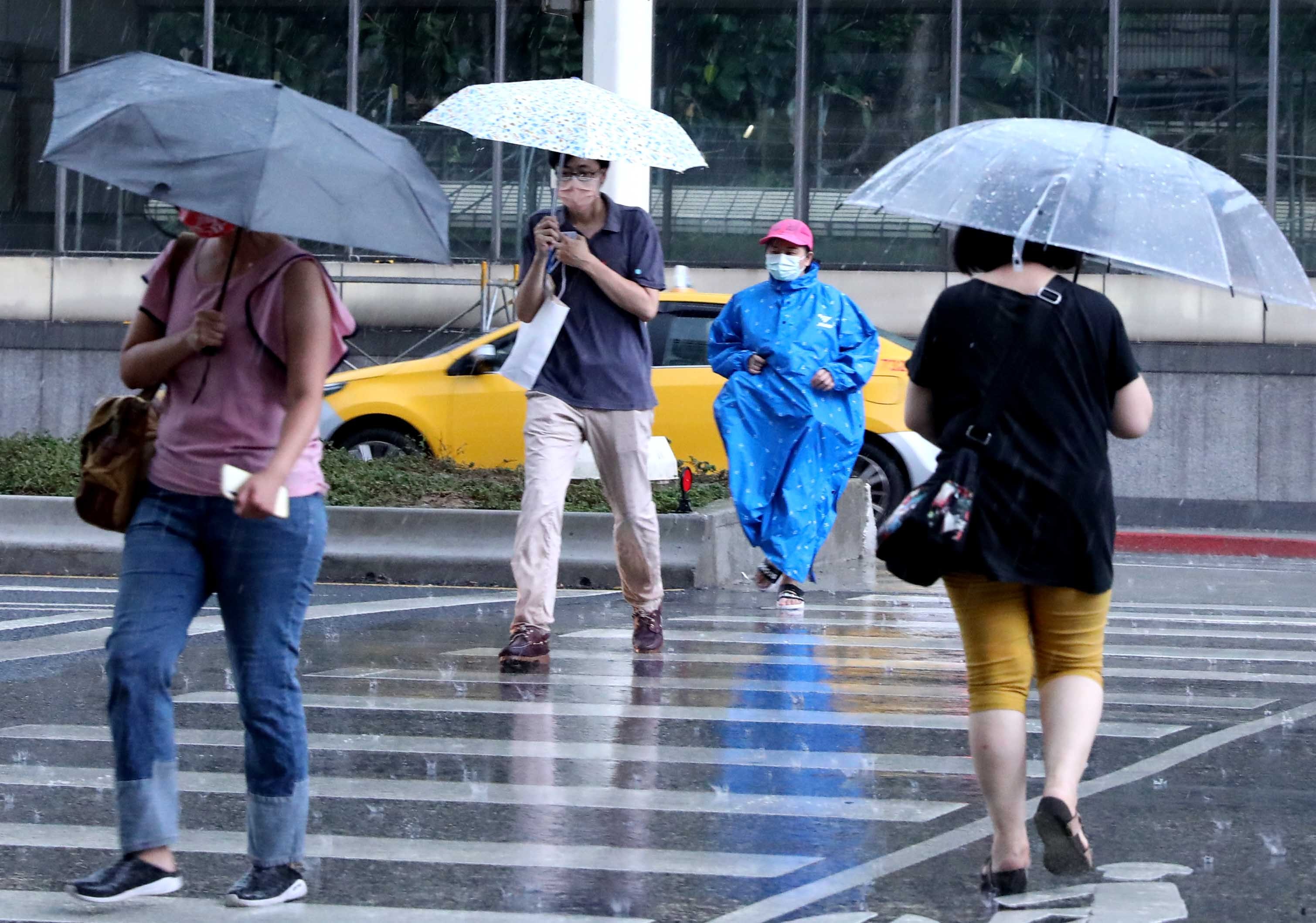 ▲▼天氣 下雨 台北市午後大雨。（圖／記者屠惠剛攝）