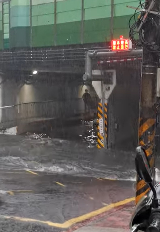 ▲直擊汐止淹水「公車直接掉頭」。（圖／翻攝自汐止集團）