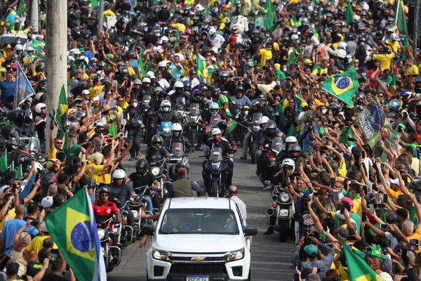 ▲▼巴西右翼總統波索納洛（Jair Bolsonaro）於23日在里約熱內盧召開支持者集會活動。（圖／路透）