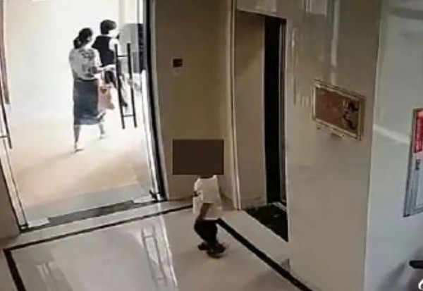 媽媽走太快！ 2歲童獨自返回搭電梯　跨1公尺高欄桿墜6樓身亡。（圖／翻攝自微博）