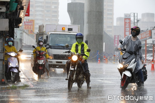 ▲▼受梅雨鋒面南移及午後強烈熱對流影響，雙北地區午後下起傾盆大雨。（圖／記者湯興漢攝）