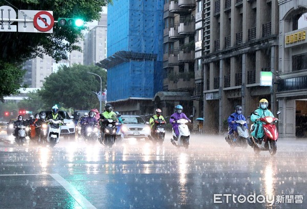 ▲▼天氣 下雨 台北市午後大雨。（圖／記者屠惠剛攝）