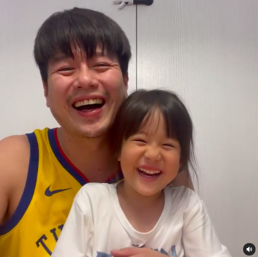 ▲李易在家防疫合體4歲女兒拍片　一笑開「父女臉」驚呆網：基因太強。（圖／翻攝自Instagram／leeyi527）