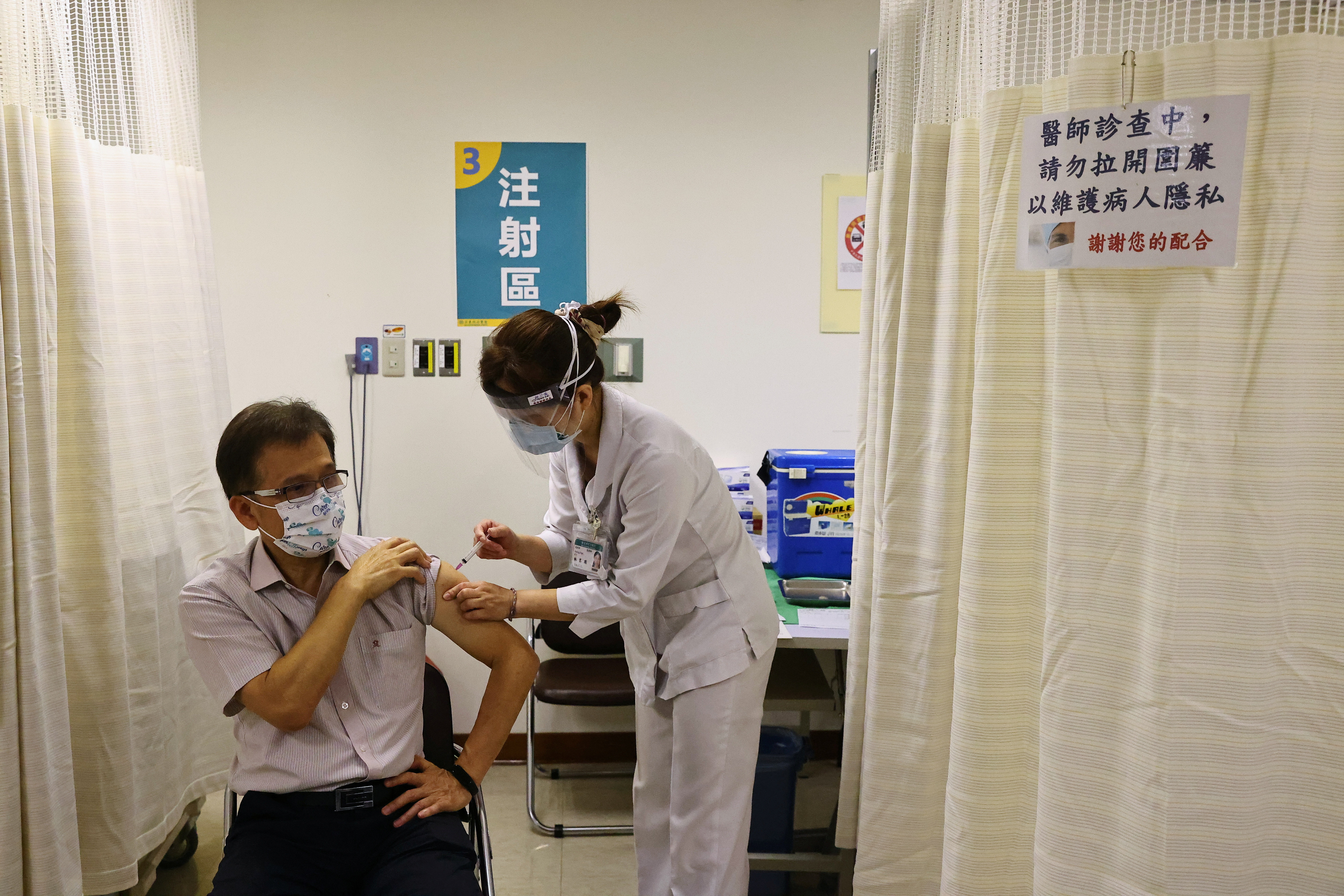 ▲▼台灣疫情升溫，新北市醫護人員在亞東醫院接種AZ疫苗。（圖／路透社）