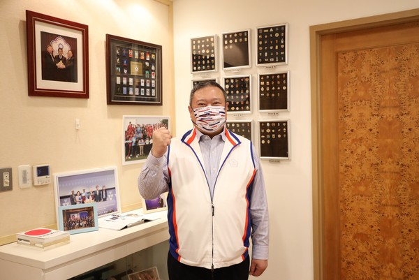 ▲▼中華奧會主席林鴻道提供奧運代表團口罩             。（圖／中華奧會提供）