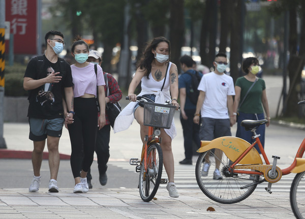 ▲▼台灣人民戴口罩防疫。（圖／達志影像／美聯社）