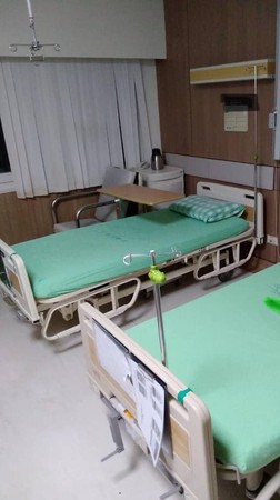 ▲女網友自責讓家人帶爸爸去醫院急診，卻剛好愈到隔壁床確診。（圖／翻攝自爆怨2公社）