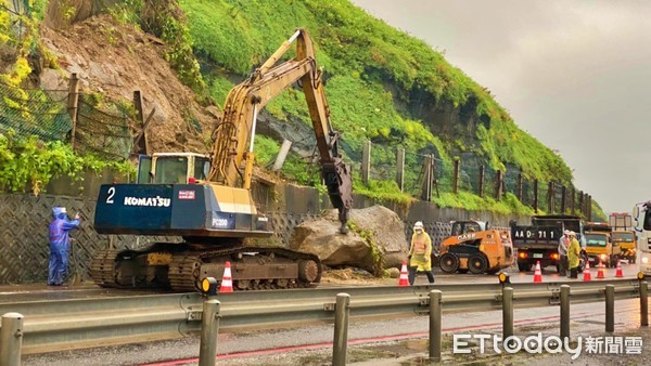 ▲新北瑞芳濱海公路巨石崩落 「單線雙向通行」搶修中。（圖／記者郭世賢翻攝）