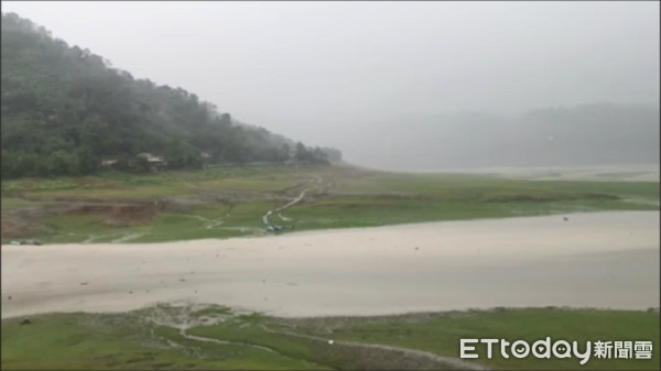 ▲▼午後雷雨前石門水庫乾旱，及雨勢到後的濕意。（圖／翻攝楊朝偉臉書）