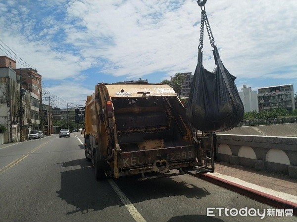 ▲▼環保人員逐一清理河川死魚，一週來總共吊起30噸死魚。（圖／桃園市政府環保局提供