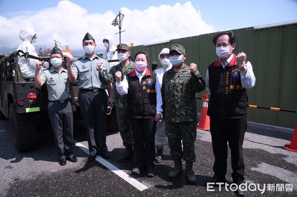 ▲▼陸軍花東防衛指揮部派官兵45員、悍馬車8輛、中型戰術輪車1輛、重型消毒車2輛，前往大花蓮地區執行道路消毒任務。（圖／花蓮縣政府提供，下同）