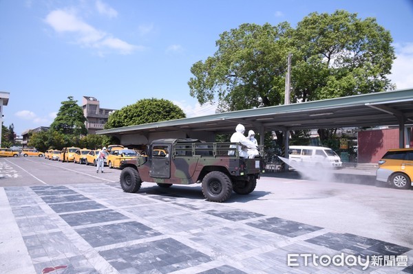 ▲▼陸軍花東防衛指揮部派官兵45員、悍馬車8輛、中型戰術輪車1輛、重型消毒車2輛，前往大花蓮地區執行道路消毒任務。（圖／花蓮縣政府提供，下同）