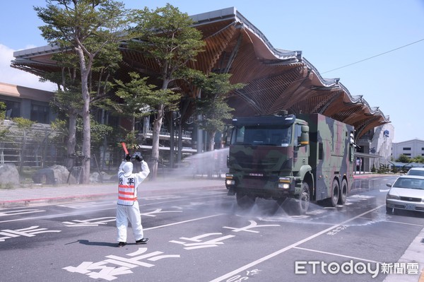 ▲▼陸軍花東防衛指揮部派官兵45員、悍馬車8輛、中型戰術輪車1輛、重型消毒車2輛，前往大花蓮地區執行道路消毒任務。（圖／花蓮縣政府提供，下同）