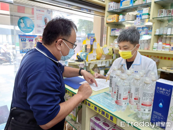 ▲台南市專勤隊聯合在地警政與勞政單位，前往外籍人士工作及居留處所宣導，發放多國語言版本QR CODE宣導單，便利外籍人士瞭解防疫相關內容。（圖／記者林悅翻攝，下同）