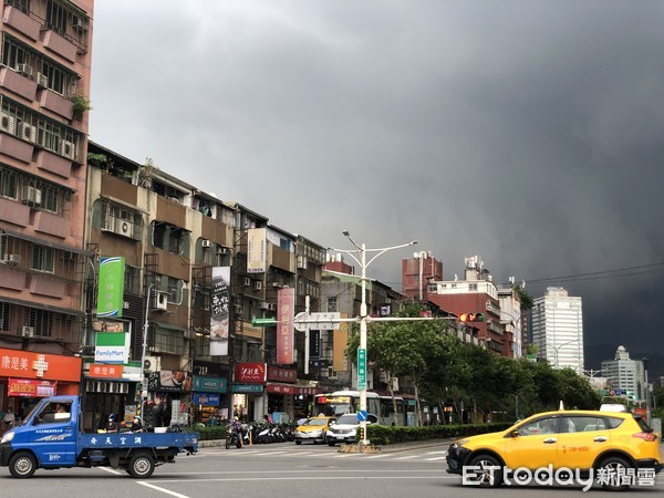 ▲▼五分埔,店面,松山路。（圖／記者林裕豐攝）