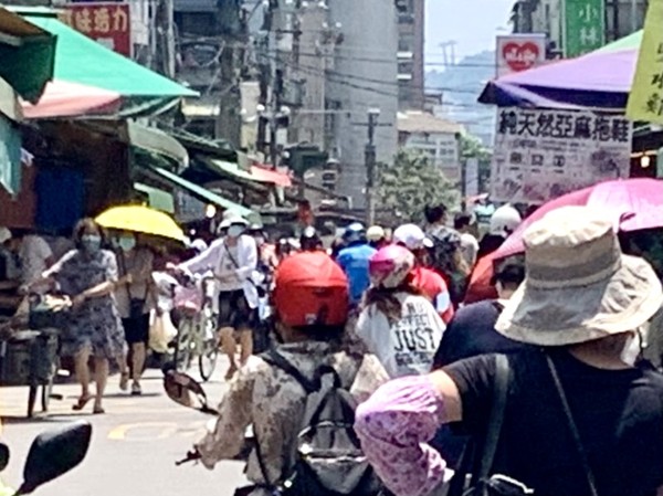 ▲▼文山區的木新市場外每天人潮眾多。（圖／議員王欣儀研究室提供）