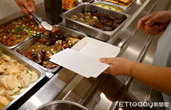 ▲▼餐飲業限外帶 免洗餐具便當盒量增大 價格上漲。（圖／記者屠惠剛攝）
