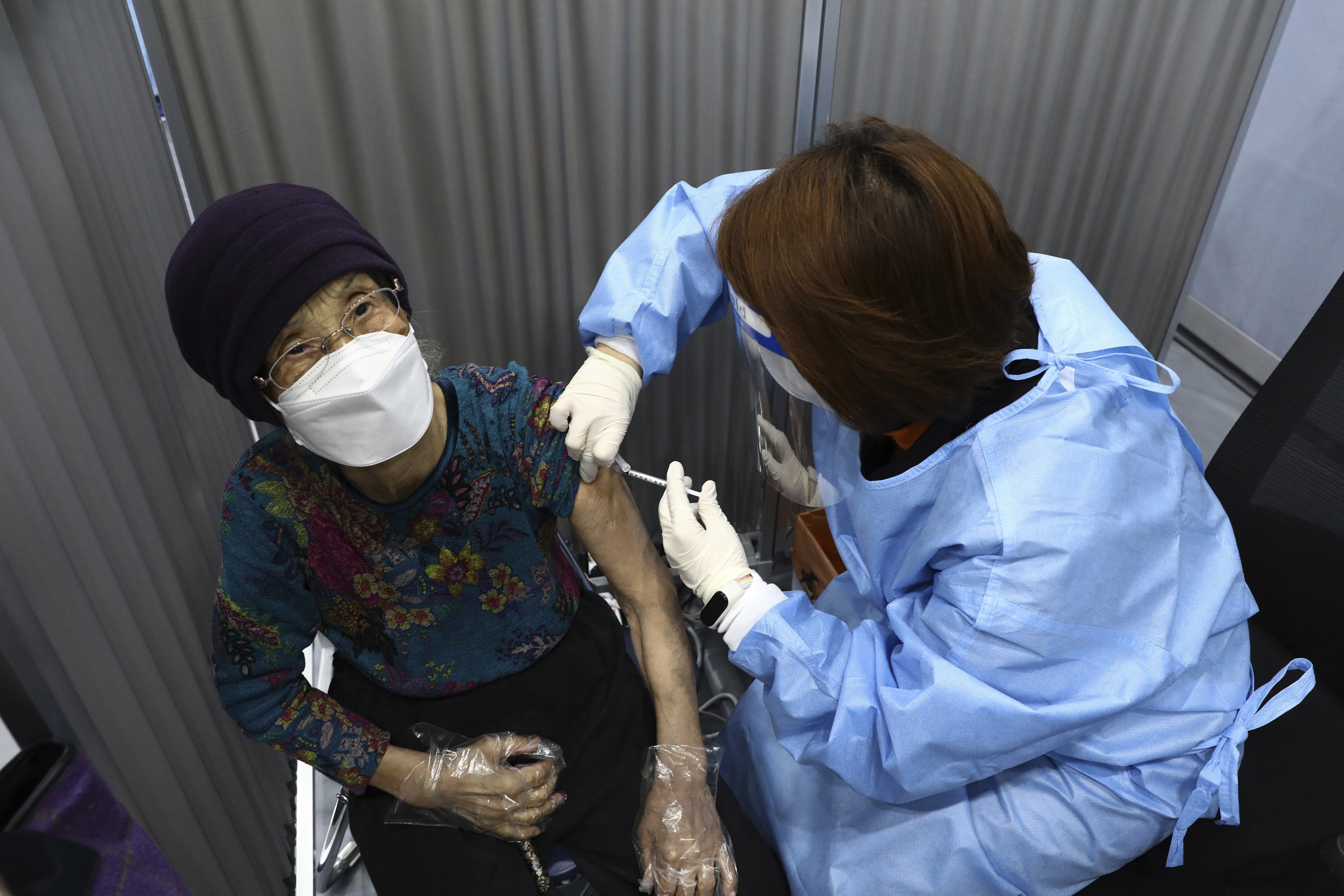 ▲▼南韓一名高齡90多歲老婦接種輝瑞疫苗僅3個小時後，便因心臟驟停猝死。（示意圖／達志影像／美聯社）