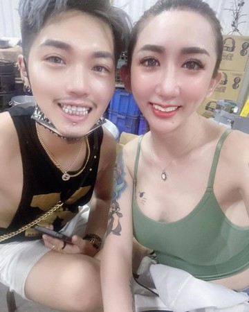 ▲罔腰跟前男友一起去試婚紗。（圖／翻攝自罔腰Instagram）