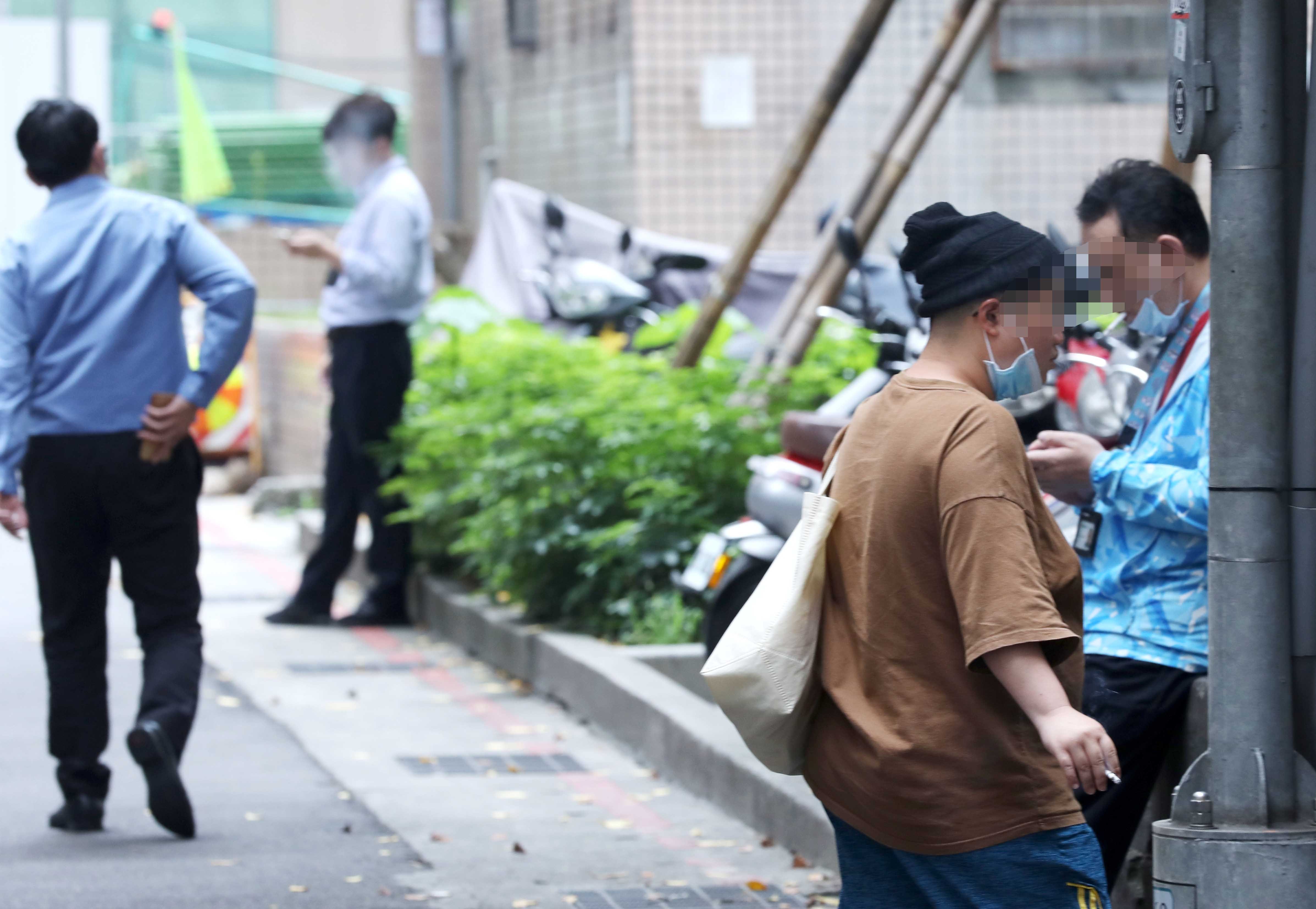 ▲▼新冠肺炎 三級警戒延長 口罩 防疫 室外吸菸區 癮君子。（圖／記者屠惠剛攝）