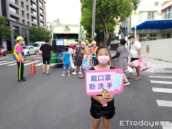 ▲台南市環保局5月24日起全面稽查民眾倒垃圾有無戴口罩，首日狀況良好，全市37區304條路線已完成188條收運路線稽查，勸導件數2553件，僅3件告發。（圖／記者林悅翻攝，下同）