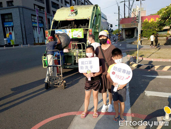 ▲台南市環保局5月24日起全面稽查民眾倒垃圾有無戴口罩，首日狀況良好，全市37區304條路線已完成188條收運路線稽查，勸導件數2553件，僅3件告發。（圖／記者林悅翻攝，下同）